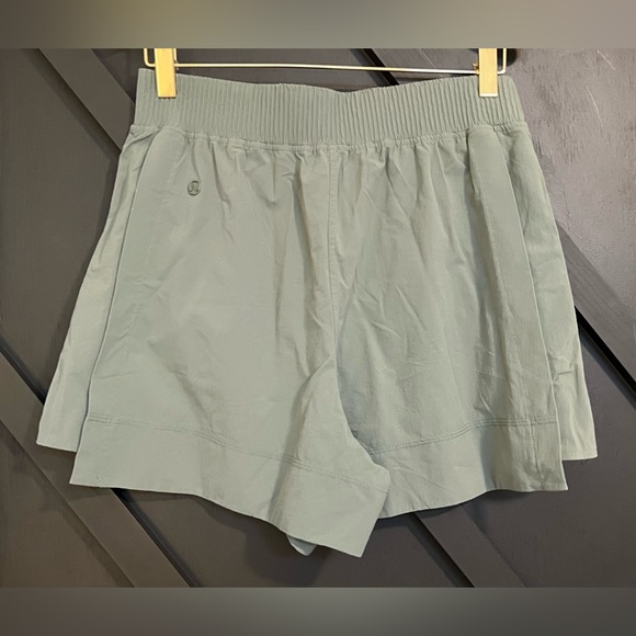 Lululemon Stretch Woven Relaxed-Fit High-Rise Short 4" in Grey Eucalyptus, SizeM - Picture 9 of 13